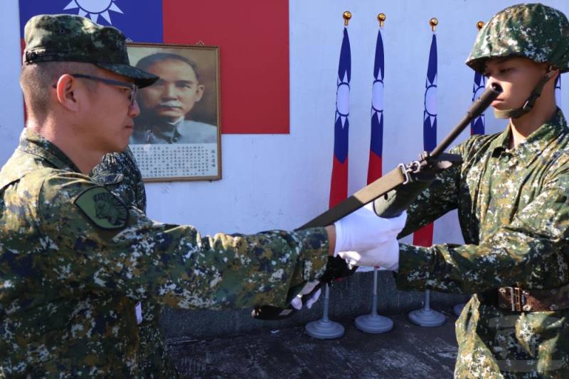 陸軍步兵第104旅參謀主任張上校授予入伍生代表象徵軍人責任及戰鬥意志的步槍。（陸軍第十軍團提供）