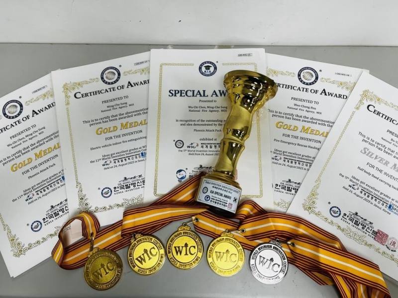內政部消防署8日表示，2025第11屆韓國WiC世界創新發明大賽共19國參與，台灣隊伍以4項消防研發成果參賽，獲3金1銀佳績，其中「火鳳攻擊包」更榮獲大會最高榮譽特別獎。（消防署提供）