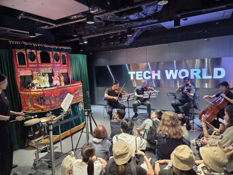 結合華洲園布袋戲團參演，台北愛樂管弦樂團首席弦樂四重奏受邀前進大阪世博園區，一連3天演出12場，展現台灣文化特色。（台北愛樂管弦樂團提供）