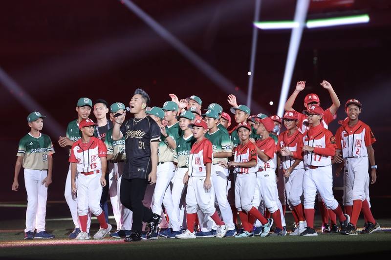 林智勝引退儀式上，歌手任賢齊（（黑衣者））帶來「再出發」等經典歌曲，帶領球迷一同見證屬於「大師兄」的歷史時刻，北市東園國小少棒隊一同上場，開心揮手致意。(中央社提供)