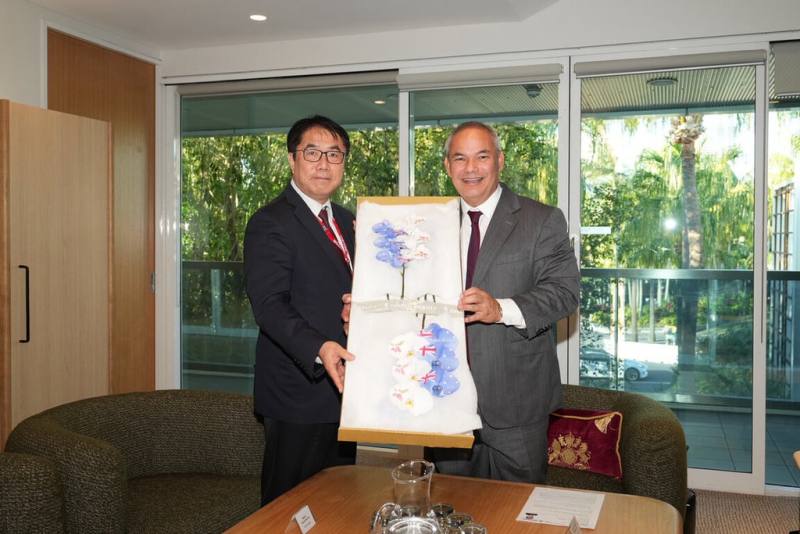 台南市長黃偉哲（左）率團出訪澳洲，5日抵達後前往昆士蘭州黃金海岸市拜會市長泰特（Tom Tate）（右），贈送噴印澳洲國旗蘭花。（台南市政府提供）