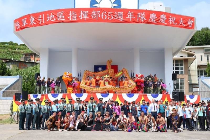 陸軍東引地區指揮部7日舉辦忠義部隊65週年隊慶大會，特別邀地方一起同樂，會中進行包括閱兵典禮、戰技表演、聯合作戰計畫演練、社團成果發表及戰力展示等多元節目。（軍方提供)