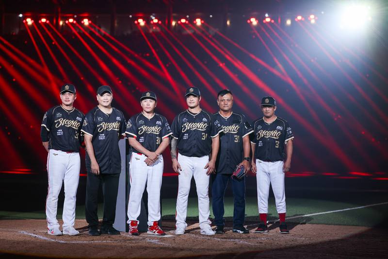 中華職棒味全龍隊林智勝（右3）引退儀式7日在台北大巨蛋進行，前隊友潘忠韋（左2）、石志偉（右2）、龍隊總教練葉君璋（左3）、打擊教練張建銘（右1）、球員劉基鴻（左1）場中合影。(中央社提供)