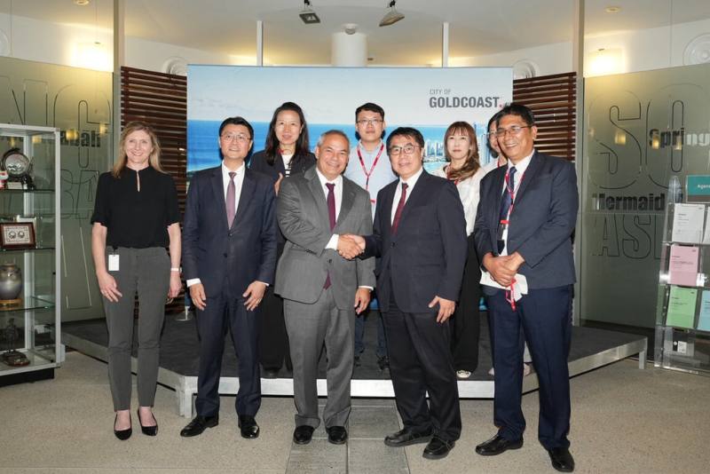 台南市長黃偉哲（前右2）率團出訪澳洲，5日抵達後即前往昆士蘭州黃金海岸市拜會市長泰特（Tom Tate）（前中）。（台南市政府提供）