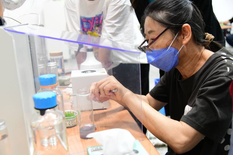 學員親手操作無菌水草瓶