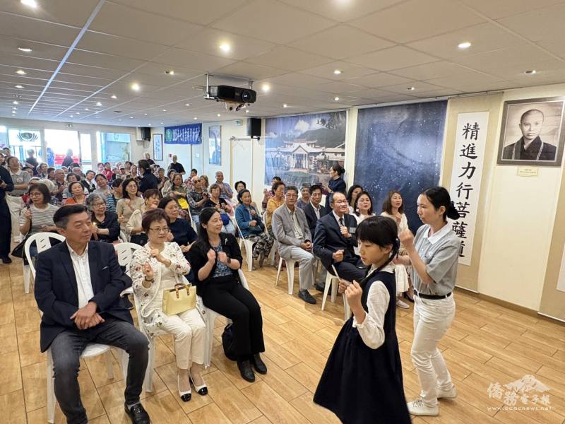 出席人員共同參與手語帶動唱