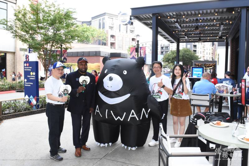 駐亞特蘭大辦事處處長林主恩（左1）、喬治亞州州參議員Michael Rhett（左2）與臺灣黑熊合影