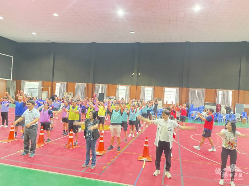 「越YOUNG越動感青商聯合運動日」由國民健康操揭幕，韓國耀與僑務組組長文君妃共同參與，帶動全場熱烈氣氛