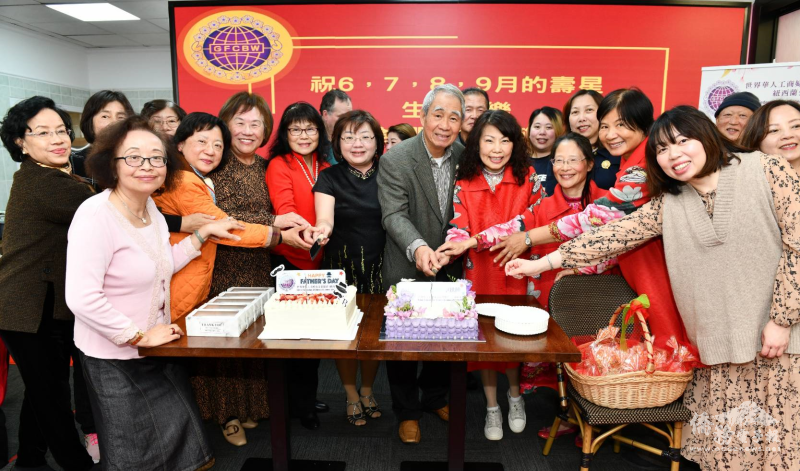 世華壽星一起歡渡生日，切下精美大蛋糕