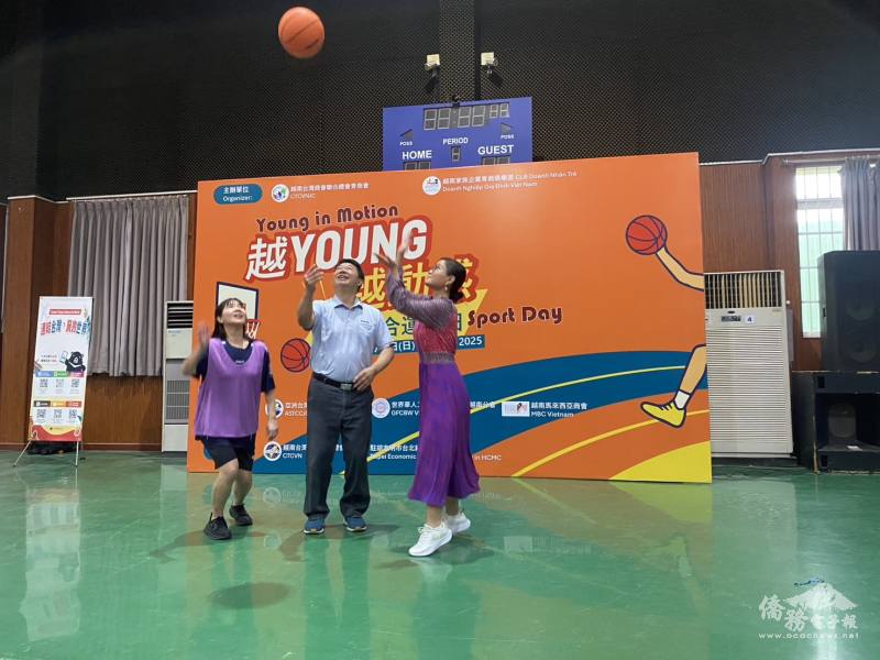 「越YOUNG越動感青商聯合運動日」駐胡志明市辦事處處長韓國耀主持開球儀式