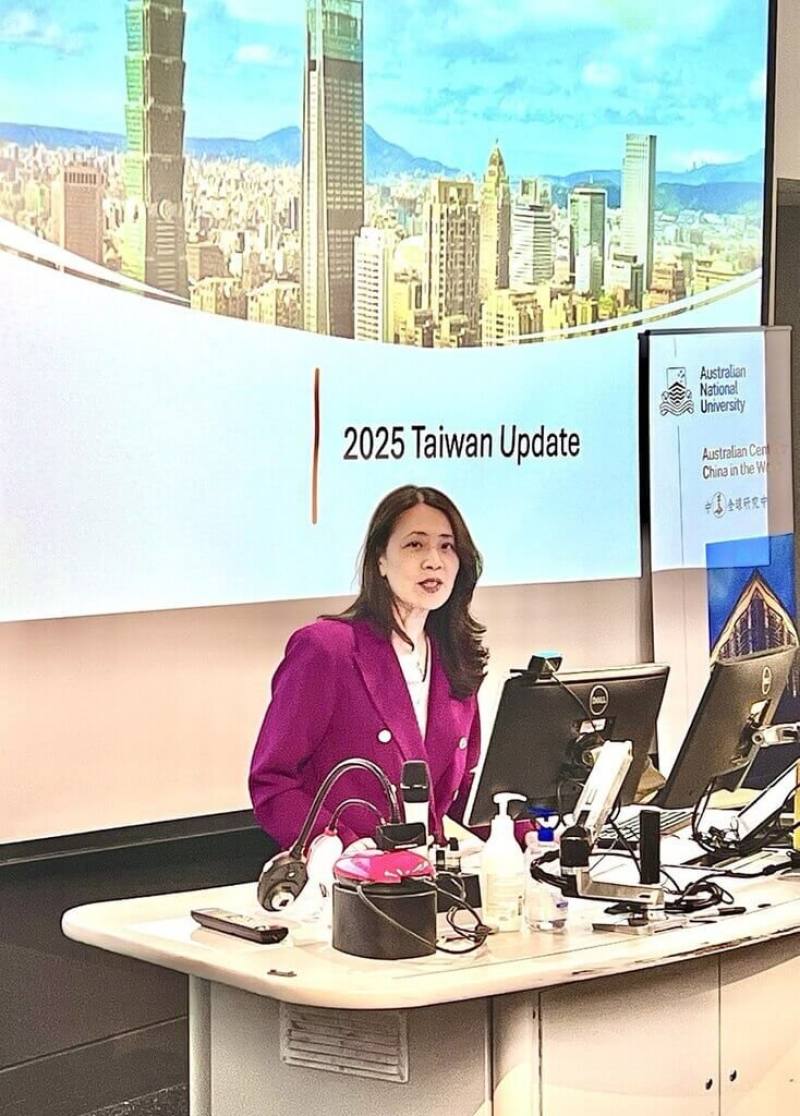 駐紐西蘭代表歐江安於威靈頓維多利亞大學說明台灣推動「三鏈戰略」與「總和外交」內涵。（駐紐西蘭代表處提供）