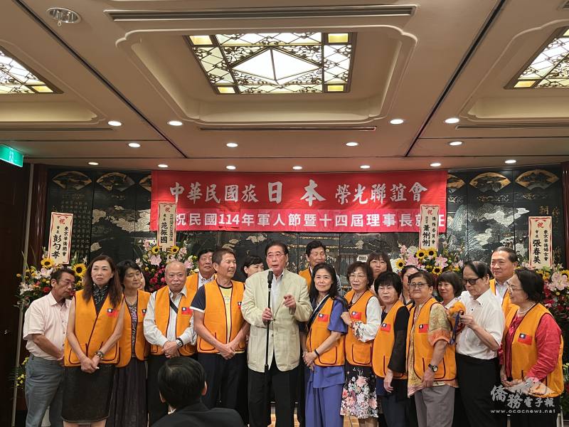 名譽理事長李維祥與理監事執行團隊共同上台圓滿結尾