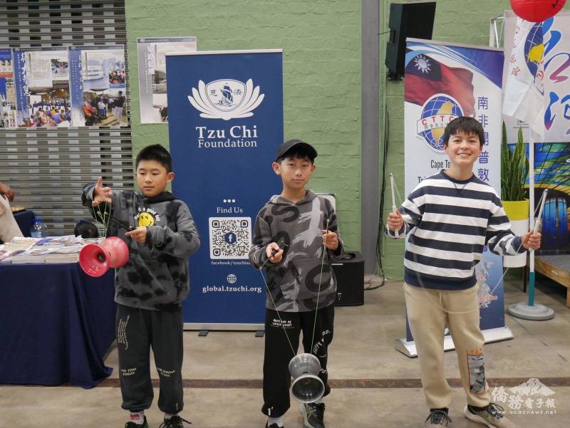 開普敦中華學校孩童扯鈴表演，現場觀眾驚呼連連