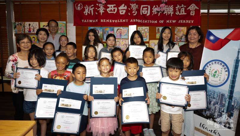 頒獎典禮時孩童一一上臺領獎，快樂之情躍然臉上