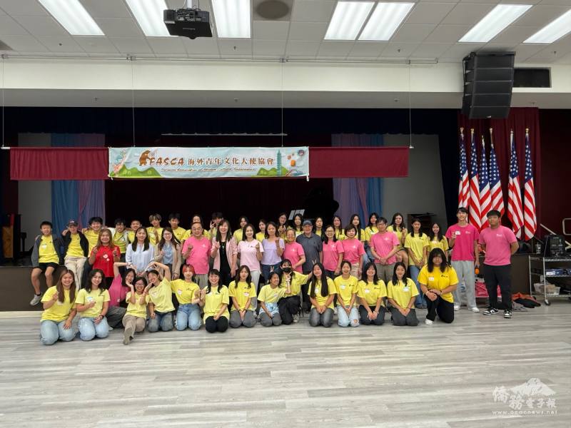 莊雅淑(第一排站左5)、副主任蔡佳樺(左3)與諮詢導師及學員合照