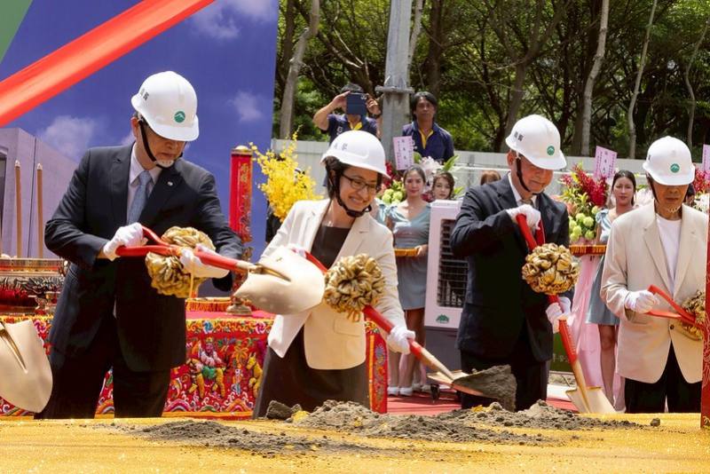 副總統與現場貴賓共同為動土典禮進行祈福儀式