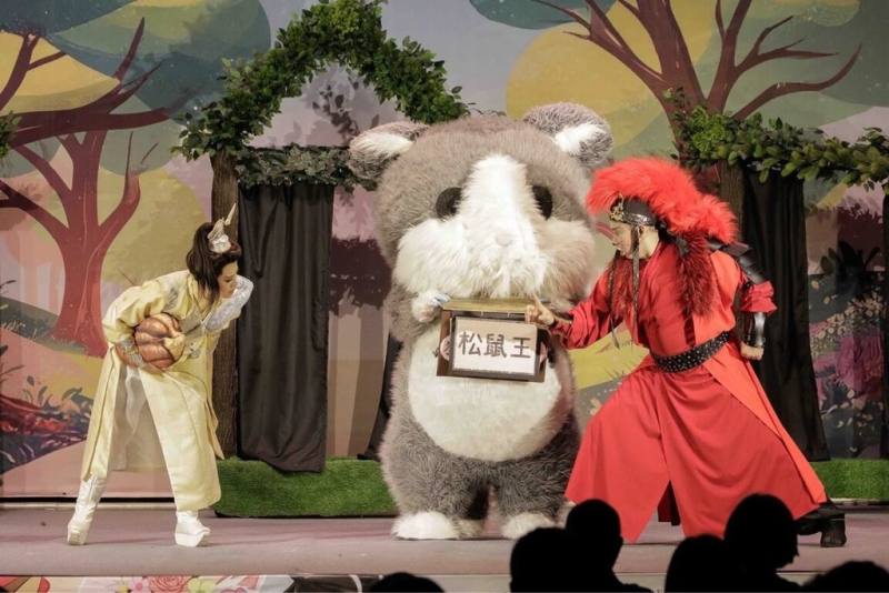 屏東縣政府「藝術宅急便」巡演列車前進小琉球，高雄奇巧劇團13日晚間將在白沙國小操場演出互動式歌仔戲「哮天犬的限時任務」，帶領孩子們在故事中體驗勇氣與友情。（屏東縣政府文化處提供）