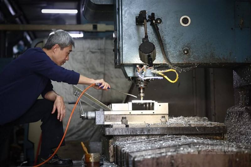 A worker mans a manufacturing line. CNA file photo