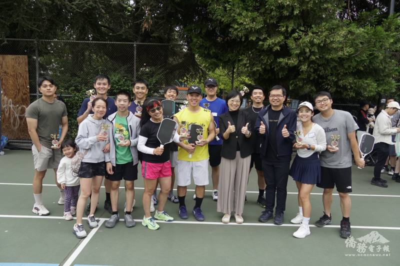 「2025 西雅圖臺灣盃匹克球賽」競技組與社區組前三名選手合影留念，展現榮耀時刻（照片來源：Brian Kuo）