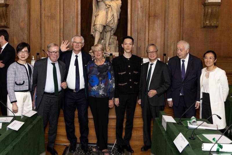 第28屆臺法文化獎2位得主尚馬克．鐵胡萬（Jean-Marc Therouanne，左3）、蔡博丞（右4）出席頒獎典禮受獎，與法蘭西學院人文政治科學院年度主席皮特（Jean-Robert Pitte，右2）及終身秘書史蒂恩（Bernard Stirn，左2）、駐法大使郝培芝（左1）、文化部長李遠（右3）及巴文中心主任胡晴舫（右1）合影。