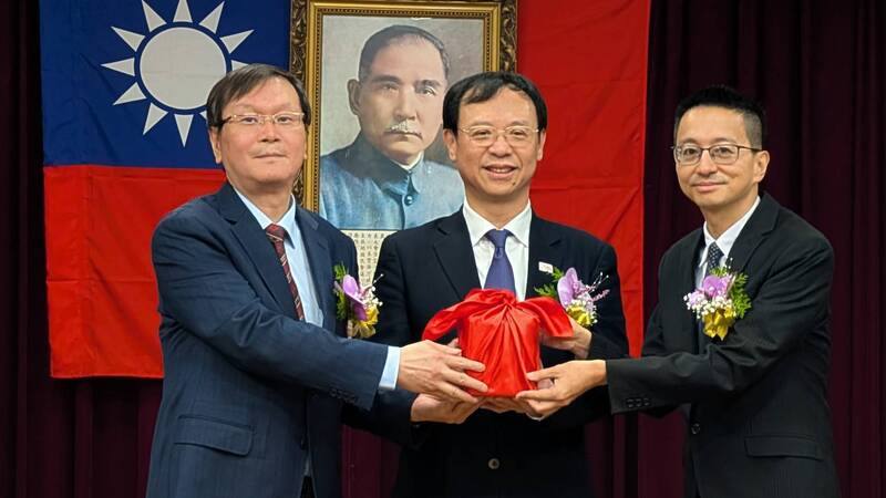 疾管署9日舉辦卸任、新任署長交接暨宣誓典禮，由衛福部長石崇良（中）擔任監交，前任署長莊人祥（左）將印信交給新任署長羅一鈞（右）。