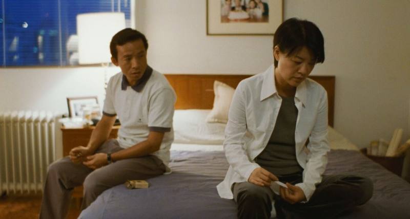 電影「一一」4K數位修復版19日將在台上映，該片講述一家人面對婚姻、親情與人生選擇的酸甜苦辣，演員吳念真（左）與金燕玲（右）飾演夫妻。（甲上娛樂提供）