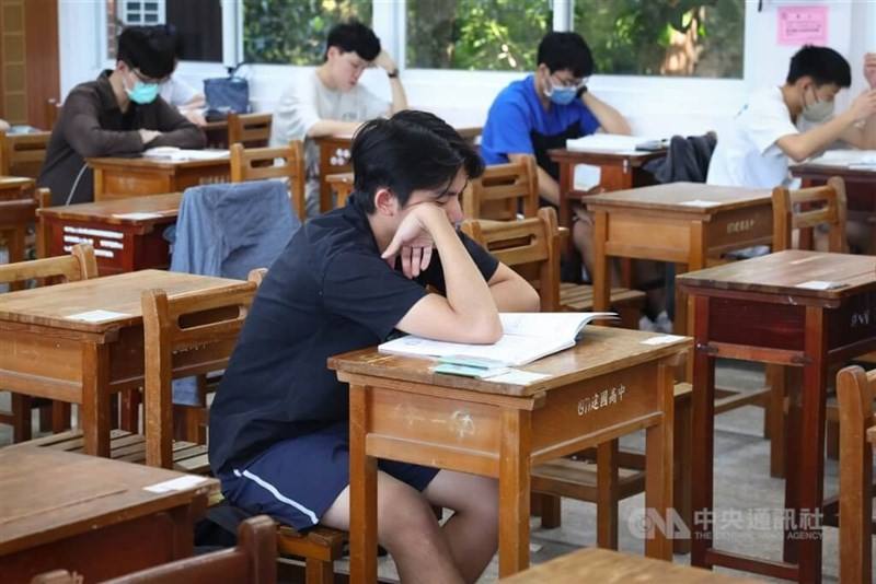 High school students review their notes during recess in this CNA file photo
