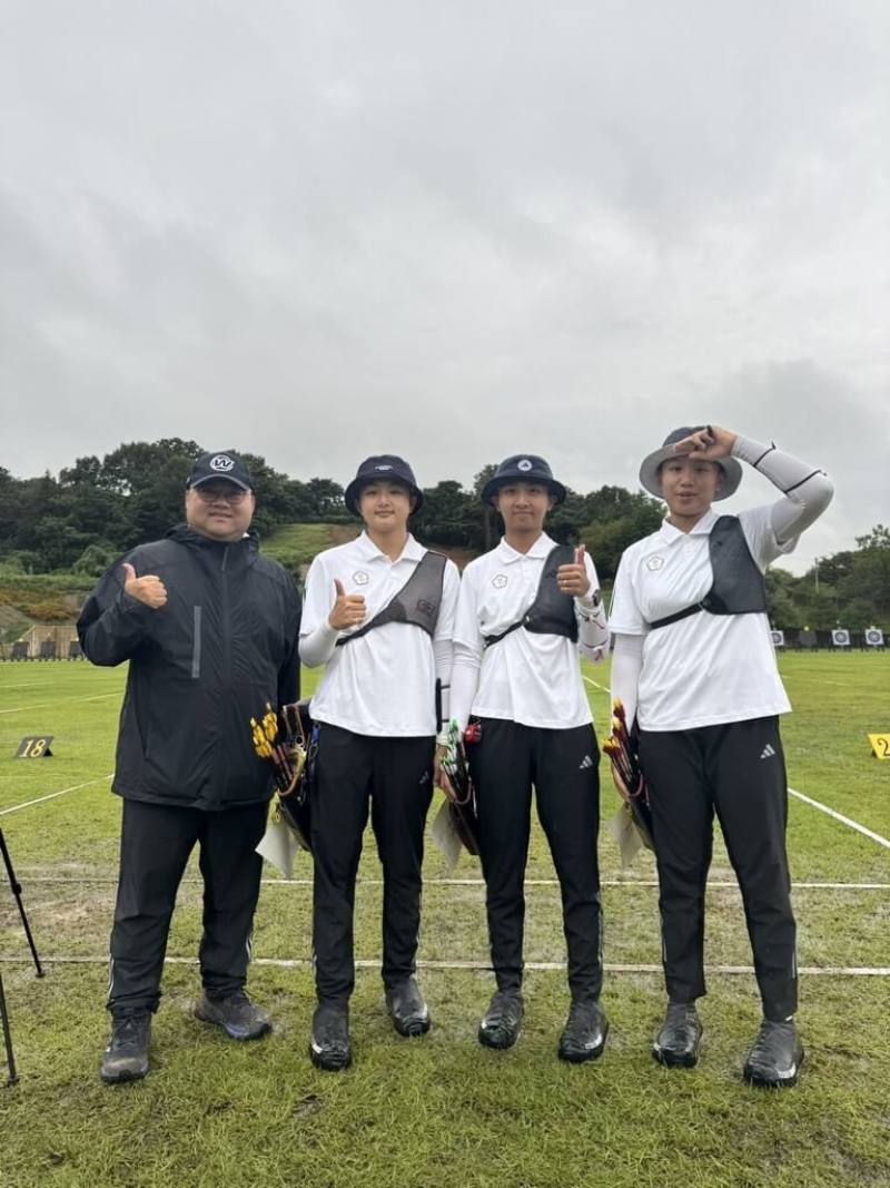 2025世界射箭錦標賽台灣反曲弓女團由邱意晴（右2）、許芯慈（右1）、李采璇（左2）組成，9日在4強戰透過加射扳倒強敵韓國隊，驚險晉級金牌戰。左1為教練吳英男。（總教練廖健男提供）