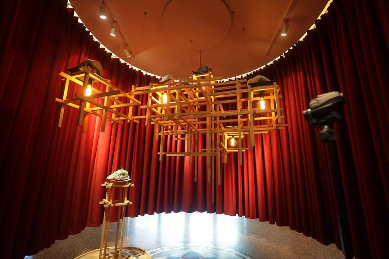 2025第3屆馬祖國際藝術島開跑，台灣藝術家徐景亭作品「暗光屋瓦」在北竿龍福山莊展出，作品融合馬祖建築特色，以布幔圍繞空間，呼應燈火管制時期對光的遮蔽。