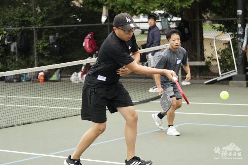 選手們在比賽中全力揮拍、奮力拚戰，展現匹克球運動的魅力與熱情（照片來源：Brian Kuo）