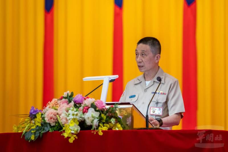 國防大學校長劉志斌上將主持復興崗校區開學典禮。（軍聞社記者王進福攝）