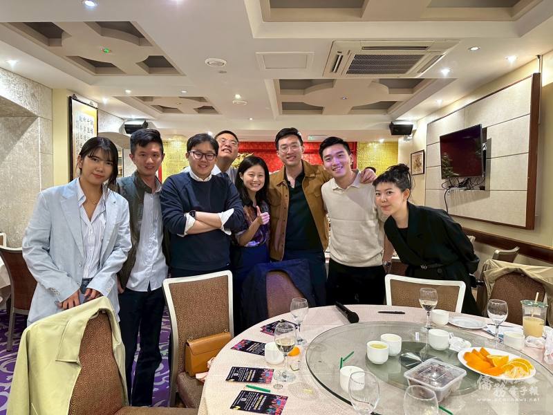 英國臺灣商會青年商會第8屆新任會長林愷澤(左三)與理監事成員。(英國臺灣商會暨青年商會提供)