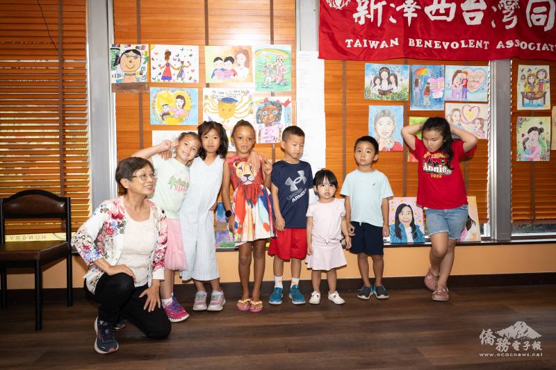 繪畫老師帶領兒童參賽