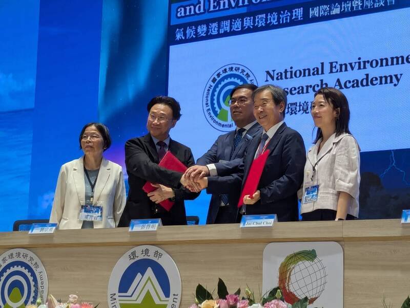 環境部國家環境研究院9日與韓國氣候變遷中心簽署合作備忘錄，未來將就氣候教育與公共參與、氣候政策研究與策略發展、氣候調適與知識共享等面向進行合作。環境部長彭啓明（中）、國環院長劉宗勇（左2）等人出席見證。