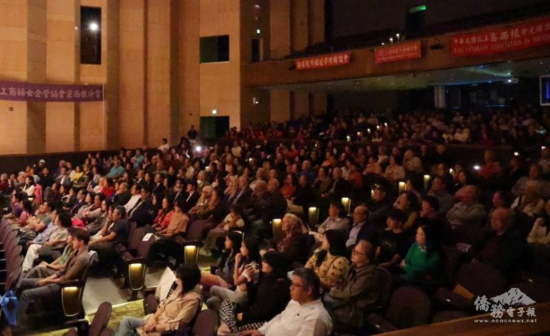 全場觀眾爆滿，聚精會神地欣賞精湛演出