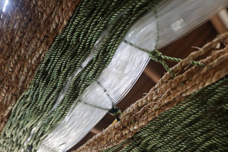 第3屆馬祖國際藝術島正式開跑，台灣藝術家劉致宏在北竿橋仔五間排推出新作「漁汐」，將編織與草繩技藝構築成巨大漁網，呈現馬祖漁民的傳統文化傳承。