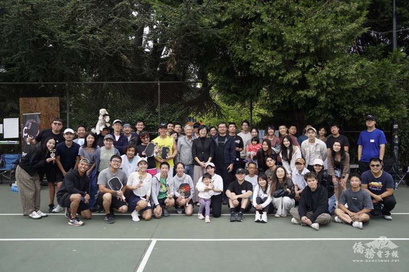 參賽選手與僑界朋友齊聚球場大合照（照片來源：Brian Kuo）