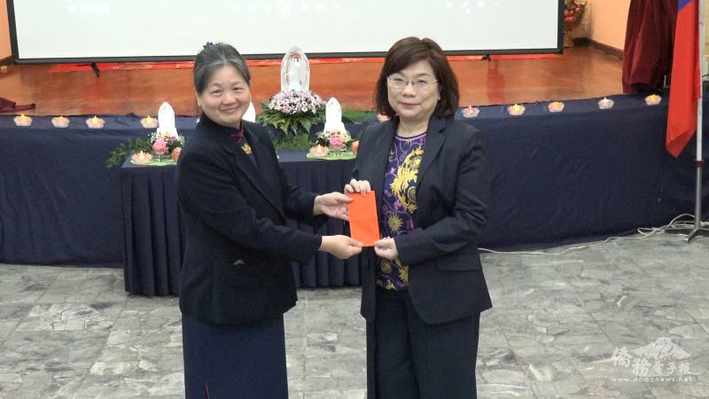 駐阿根廷代表處大使謝妙宏致贈禮金給阿根廷慈濟