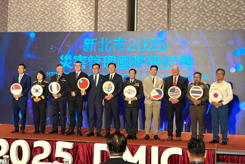新北市政府9日舉行災害管理國際研討會，由副市長朱惕之（左6）主持，邀請法國、美國、日本、韓國、新加坡等7國代表分享智慧防救災經驗，環境部長彭啓明（左5）也出席與會。