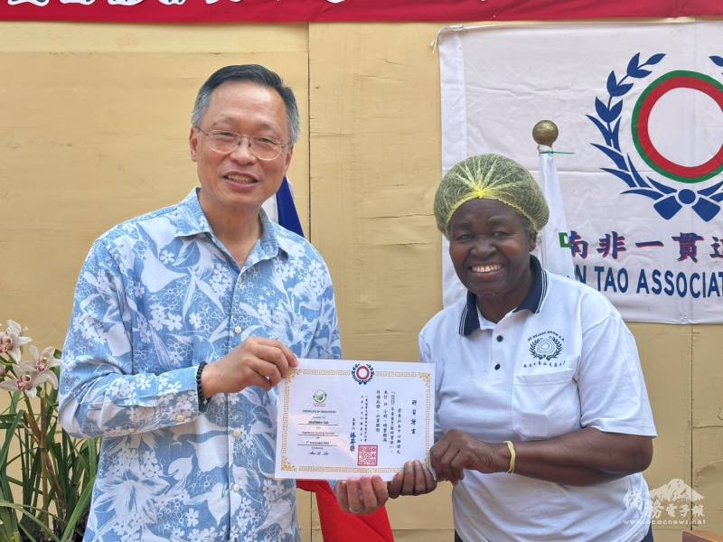 結業學員開心從廖文哲手中領取證書