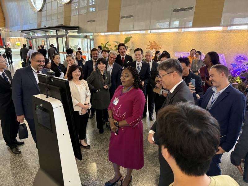 政經記者團參訪松山機場