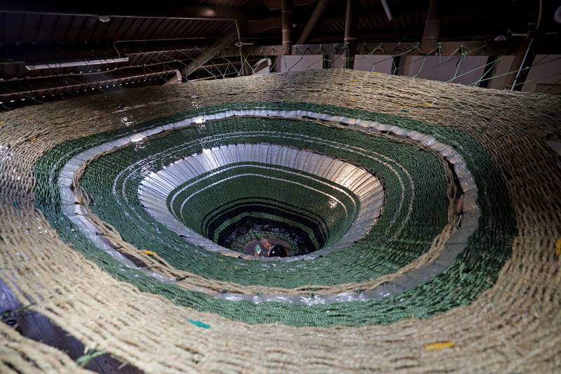 第3屆馬祖國際藝術島正式開跑，台灣藝術家劉致宏在北竿橋仔五間排推出新作「漁汐」，將編織與草繩技藝構築巨大漁網，觀眾可以從漁網底部進入近距離欣賞作品。