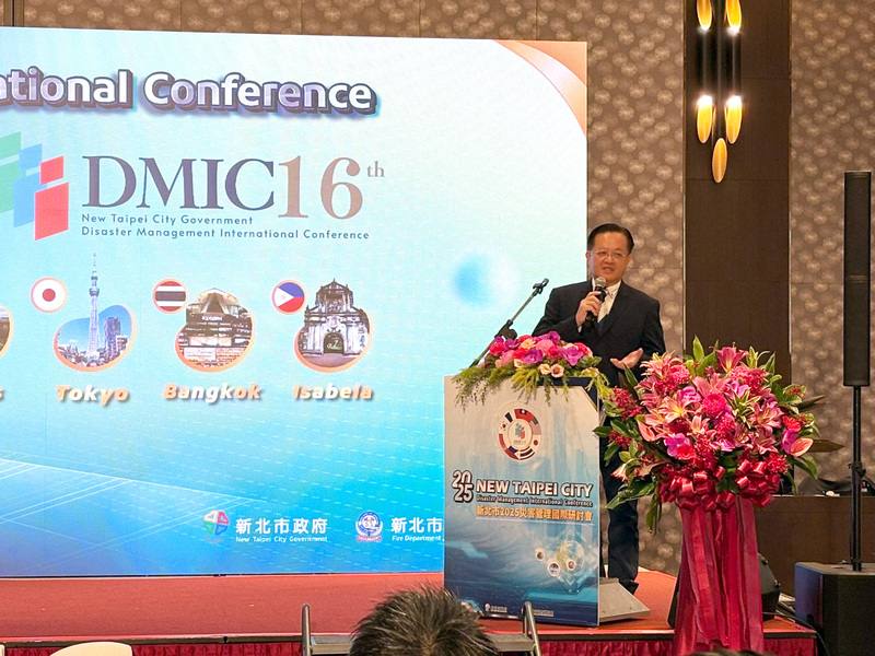 新北市政府9日舉行災害管理國際研討會，內政部消防署長蕭煥章（圖）致詞時表示，未來將思考如何在各消防分隊、派出所增加通訊與電力韌性，直接變成防災據點。