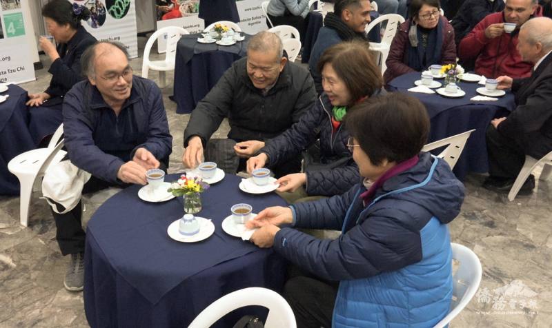 僑胞以茶會友相互交流