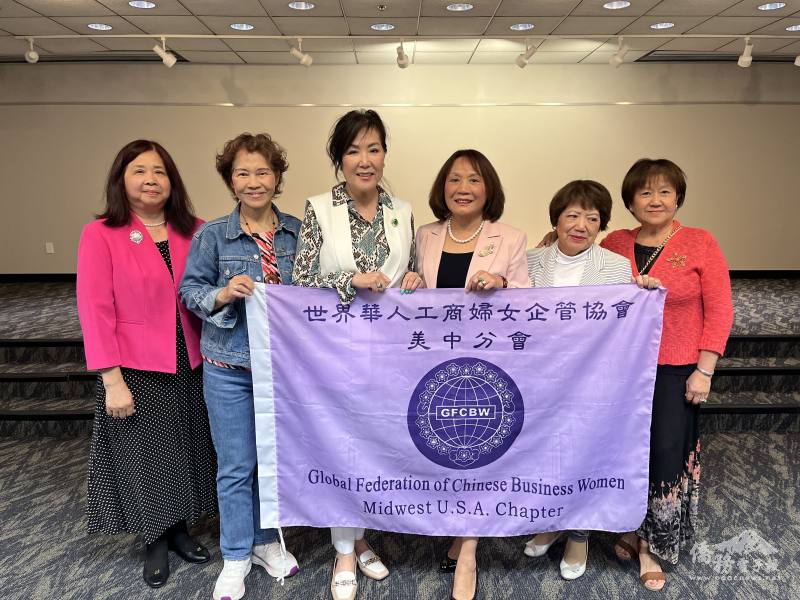 世華美中分會合影