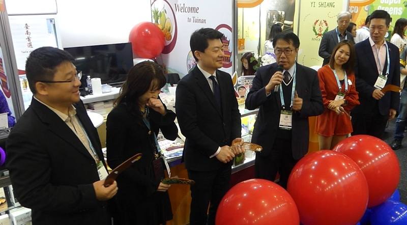 台南市長黃偉哲（右3）指出，自從COVID-19疫情結束後，台南業者積極參與世界各地食品展，成果非常好；今年台南市政府出面率團，配合多家優秀廠商前來參加澳洲食品展。