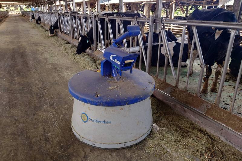 台南市柳營區八老爺牧場使用「推草機器人」，可設定時間、路線，自動將牛進食過程中，將被推離飼餵道的草料推回柵欄附近，讓牛可少量多餐進食。