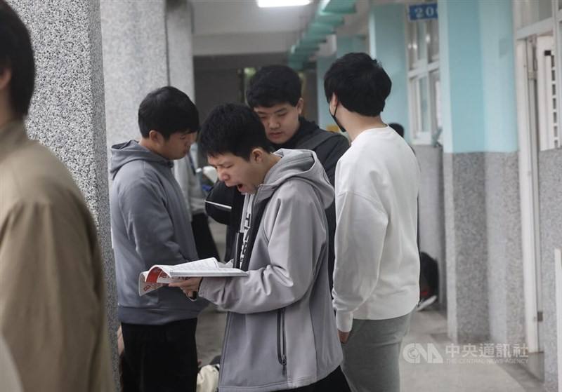 A high school student yawns while studying for an exam in this CNA file photo
