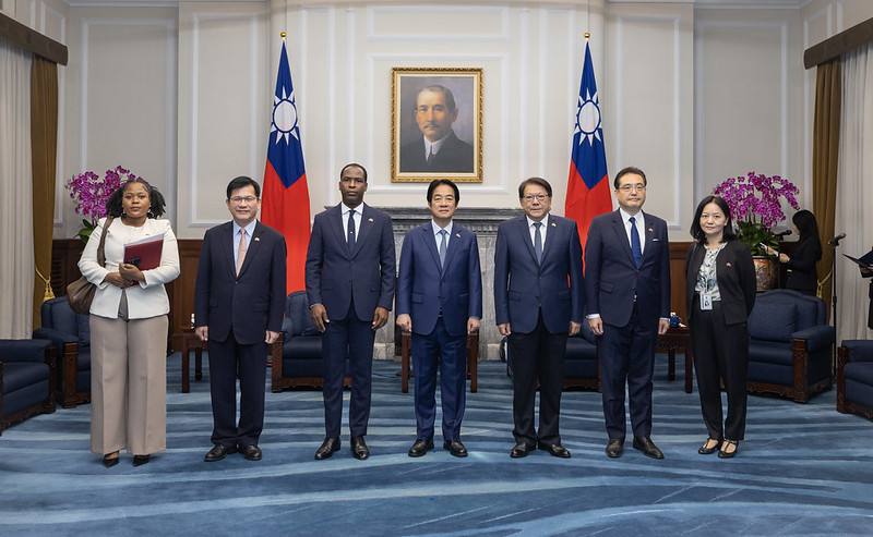 總統與海地共和國新任駐臺特命全權大使潘恩合影