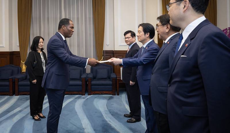 賴清德總統9日上午接受海地共和國新任駐臺特命全權大使潘恩（Roudy Stanley Penn）呈遞到任國書